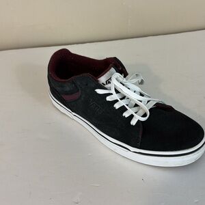 Vans Off the Wall Black Suede Skateboarding Shoes with Maroon Accents. Size M8.5